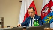 Marszałek Władysław Ortyl – w tle flaga Polski oraz Województwa Podkarpackiego 