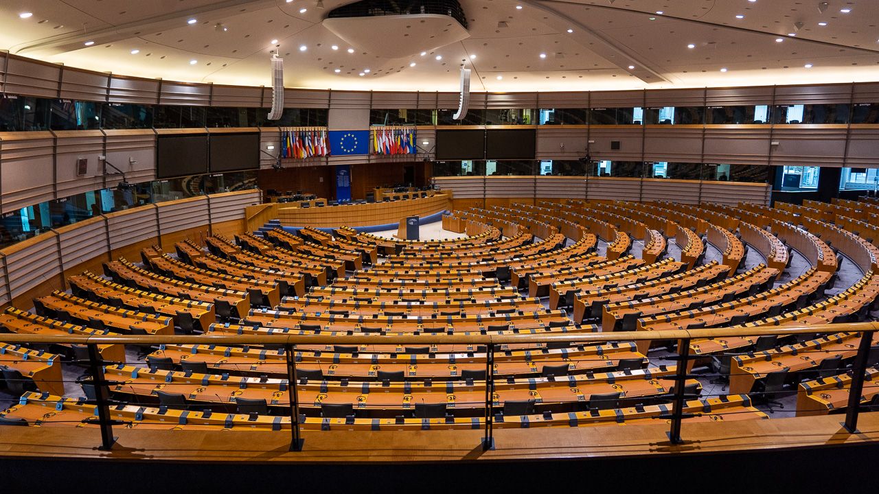Widok ogólny na pustą aulę w Europarlamencie