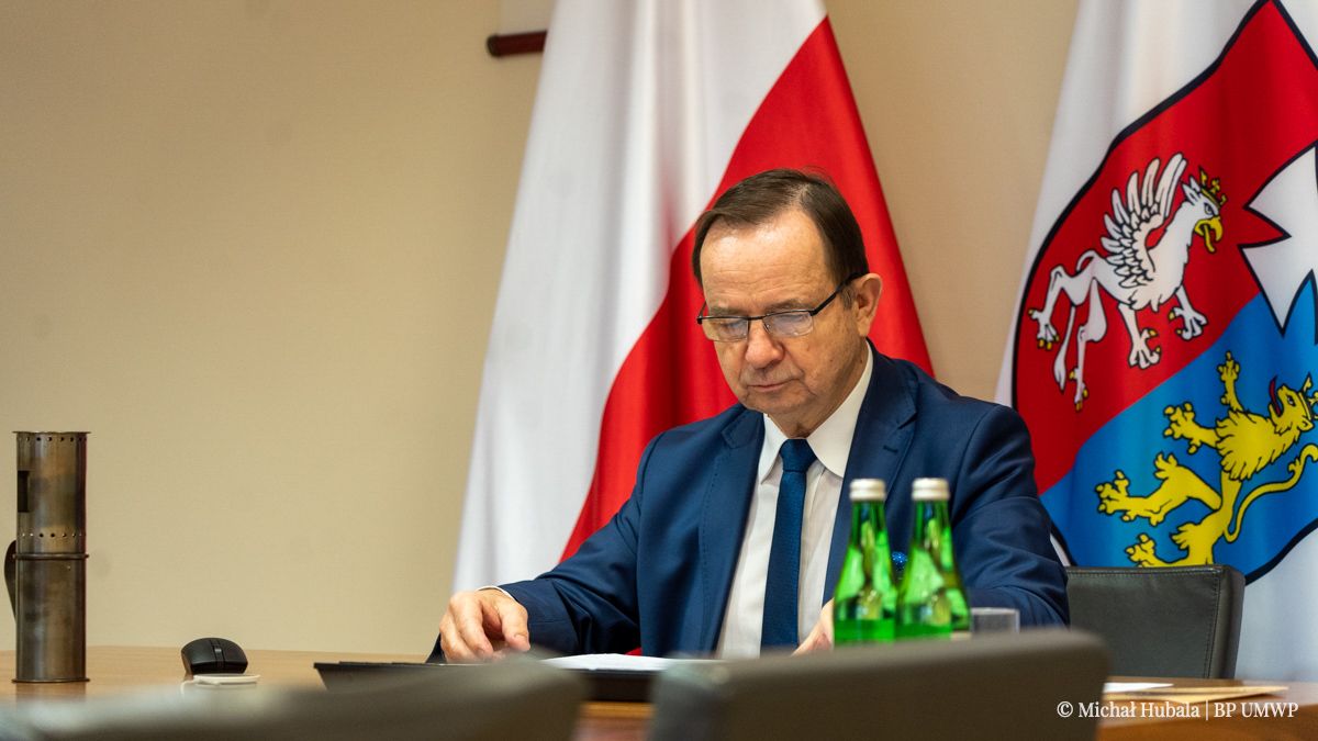 Marszałek Władysław Ortyl wita uczestników spotkania – w tle flaga Polski oraz Województwa Podkarpackiego.