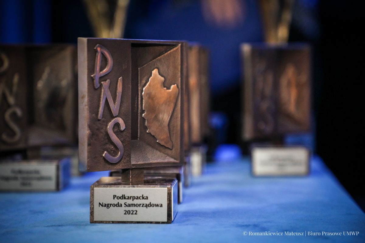 Nagroda z napisem "PNS" na niebieskim stole.