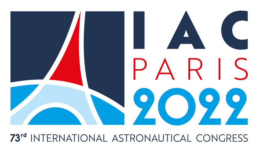 Logo wydarzenia w kształcie prostokąta, składające się z grafiki umieszczonej po lewej stronie, przedstawiającej pochyloną wieżę Eiffla w kolorach niebieskim, granatowym i czerwonym. Natomiast po prawej stronie grafiki znajduje się skrót literowy konferencji IAC w języku angielskim a także rok i miejsce wydarzenia – Paryż 2022. Grafika pod względem kolorystycznym tworzy jednolitą całość.