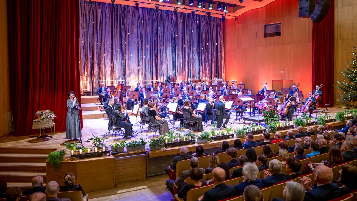 Duża sala z orkiestrą na scenie i widownią.