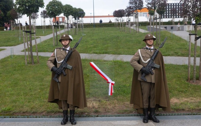 Dwóch żołnierzy stoi po bokach przezroczystej tablicy. 