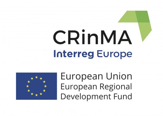 Logo projektu na białym tle, po środku nazwa w języku angielskim, w lewym dolnym roku flaga Unii Europejskiej, w prawym górnym rogu znacznik w kolorze zielonym