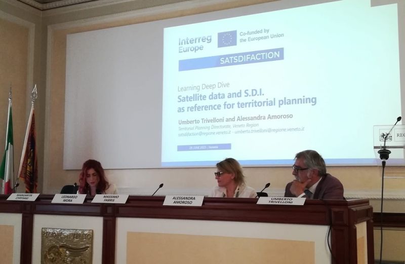 Margarita Chrysaki z NEREUS oraz przedstawiciele Wenecji Euganejskiej wygłaszają prezentację o roli infrastruktury inf. przestrzennych w procesie planowania przestrzennego